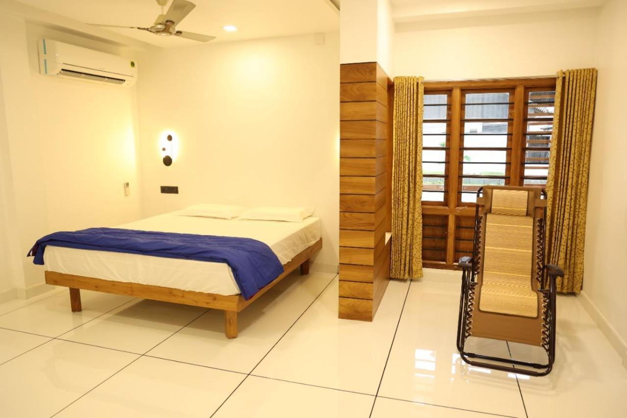 Quilon Lake Inn Kollam Exteriör bild